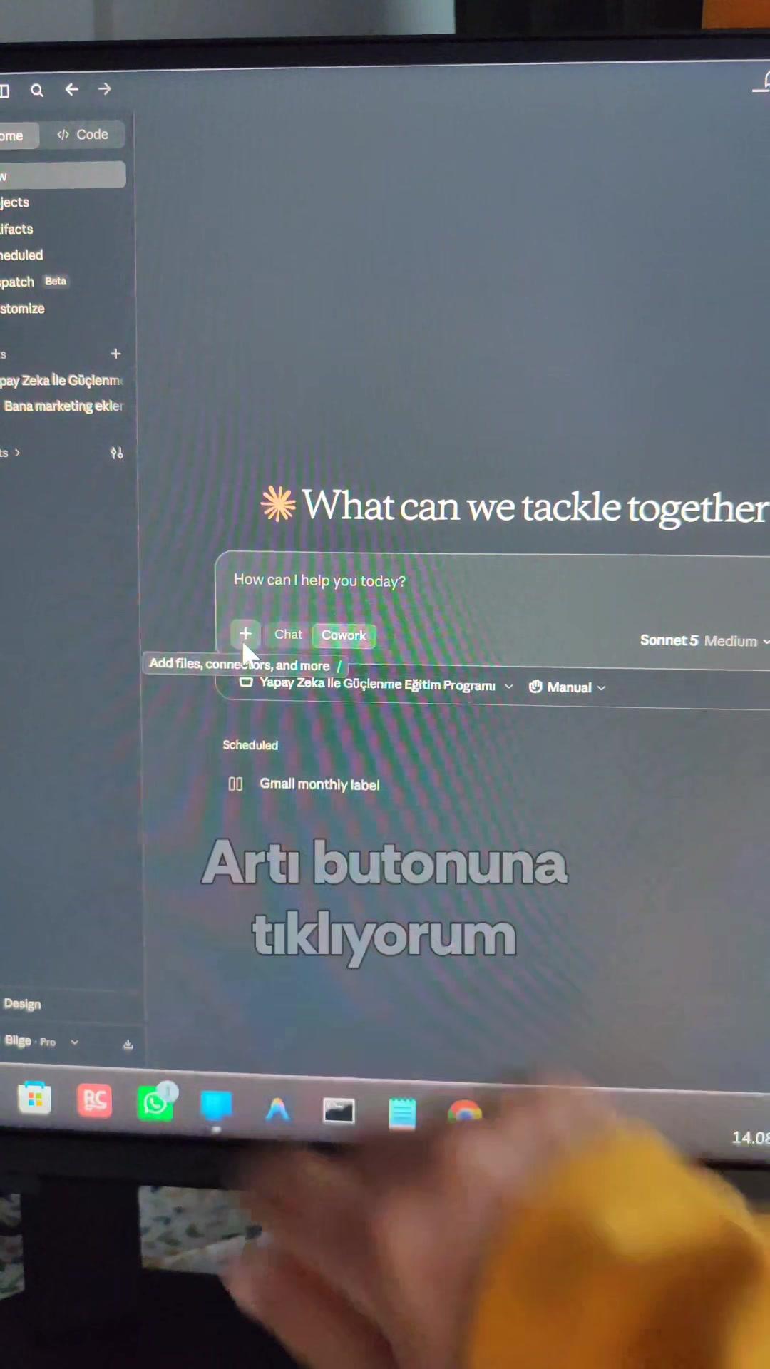 Cowork sohbet kutusunda artı işaretine tıklanıyor