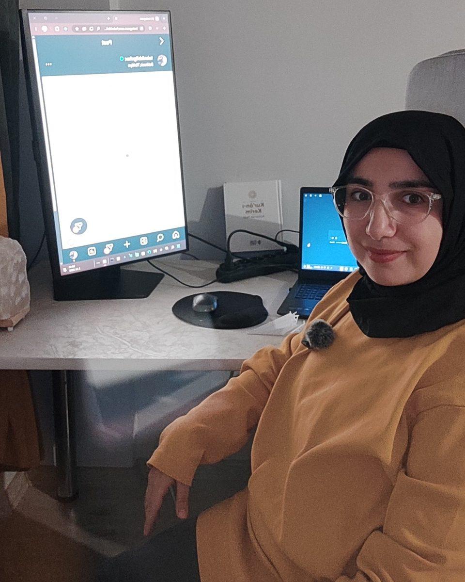 Bilge Gül Koç çalışma masasının başında